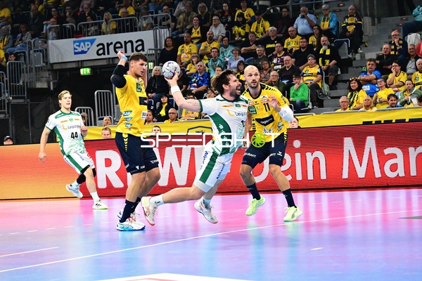 Lukas Sandell (11; Rhein Neckar Löwen) verteidigt gegen Blaer Hinriksson (44; SC DHfK Leipzig)