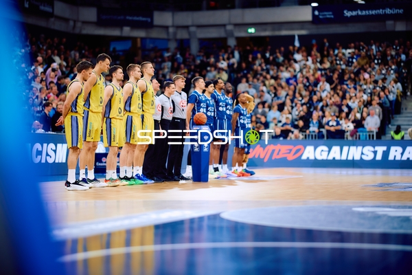 Teams und Schiedsrichter nebeneinander