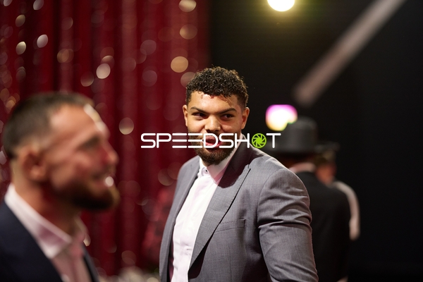 Ringside-Zone Face-Off