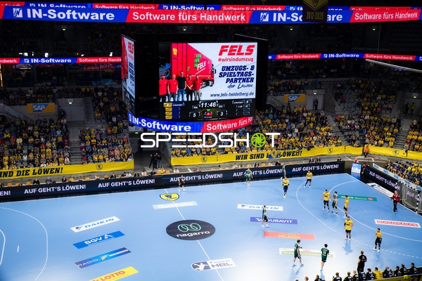 Teams positionieren sich auf dem Spielfeld