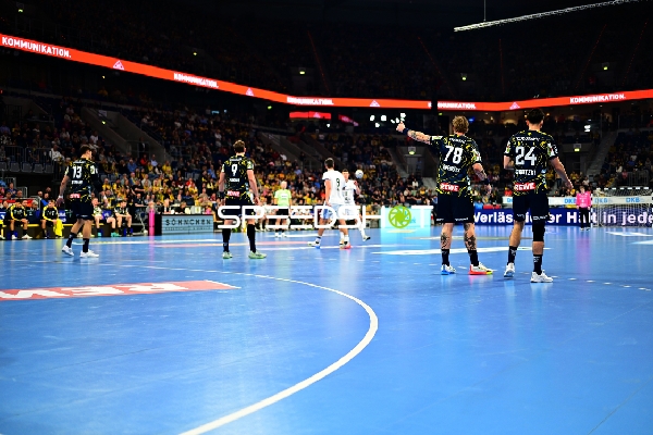 Szene mit Niklas Weller (13; HSV Hamburg) und Edwin Aspenbäck (78; Rhein Neckar Löwen)