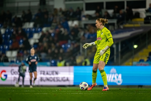 Torwart Laura Dick (1; TSG Hoffenheim Frauen) mit Ball