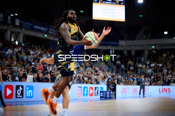 Tray Buchanan (2; MHP Riesen Ludwigsburg) mit Ball