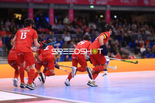 Tom DEGROOTE (13; Belgien) und Teamkollegen im Angriff