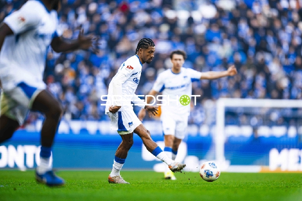 Spieler mit Ball am Fuß