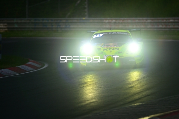 Rennfahrzeug in der Nachtkurve