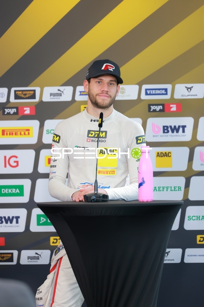 DTM Fahrer bei Pressekonferenz