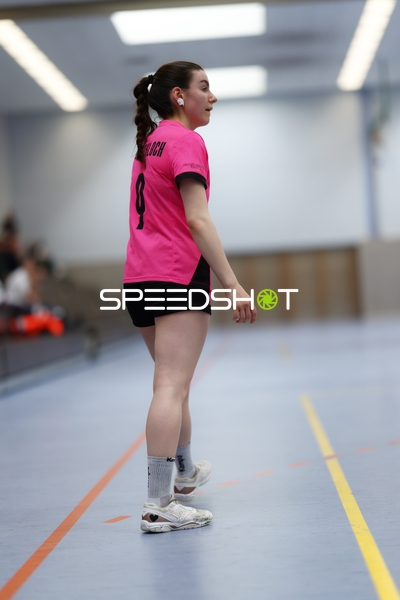 Spielerin mit Nummer 8 wartet konzentriert