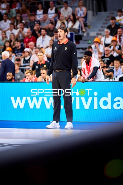 Álex Mumbrú (Trainer; Deutschland) am Spielfeldrand