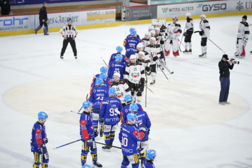 Begrüßung nach Spiel in Swiss Arena