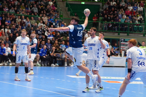 Handball-Szene mit Wurfaktion
