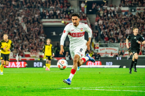 Ballkontrolle von Tiago Tomas (8; VfB Stuttgart)