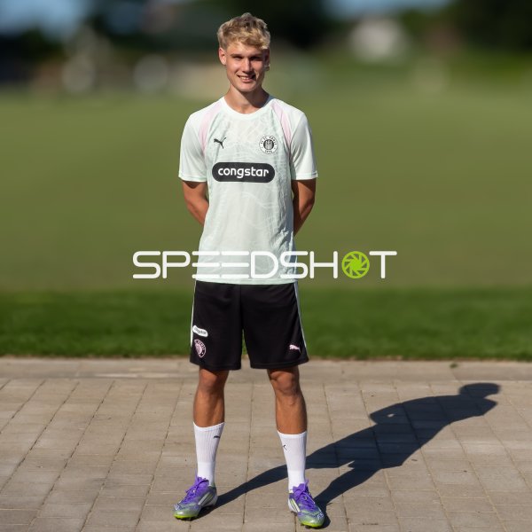FC St. Pauli Spieler posiert im Trainingszentrum Hamburg