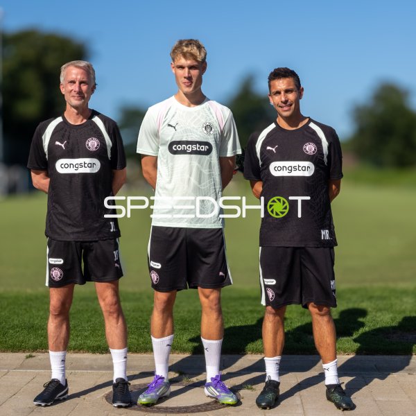 Drei FC St. Pauli Spieler posieren am Trainingszentrum Hamburg