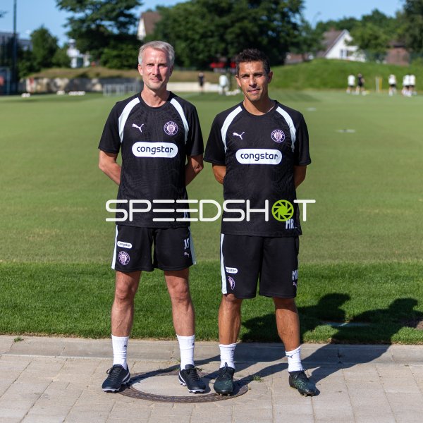 Zwei FC St. Pauli Trainer posieren am Trainingsgelände in Hamburg