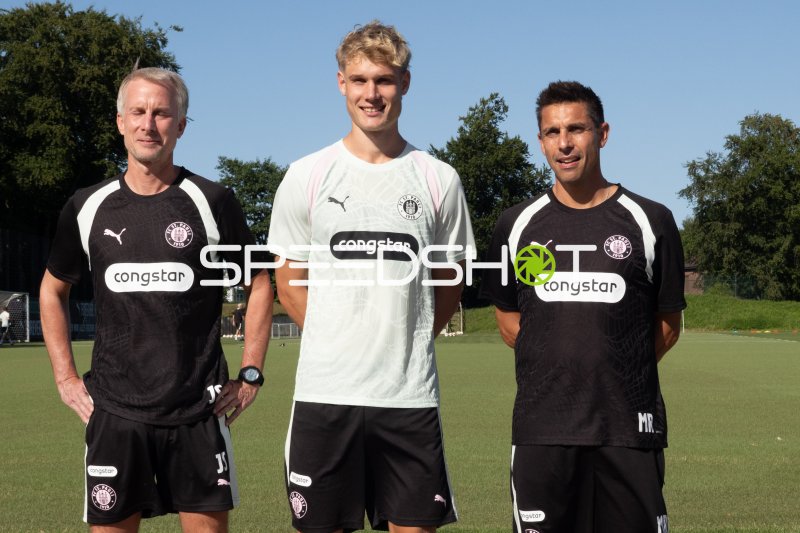 Drei Personen des FC St. Pauli im Trainingszentrum Hamburg