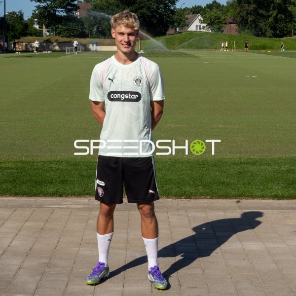 FC St. Pauli Spieler posiert im Trainingstrikot am Trainingsgelände