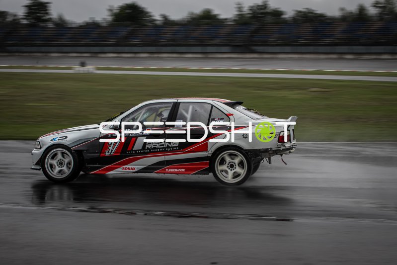 BMW #37 von Daniel Ihlenfeld (ACR Racing Driftteam) auf nassem Lausitzring
