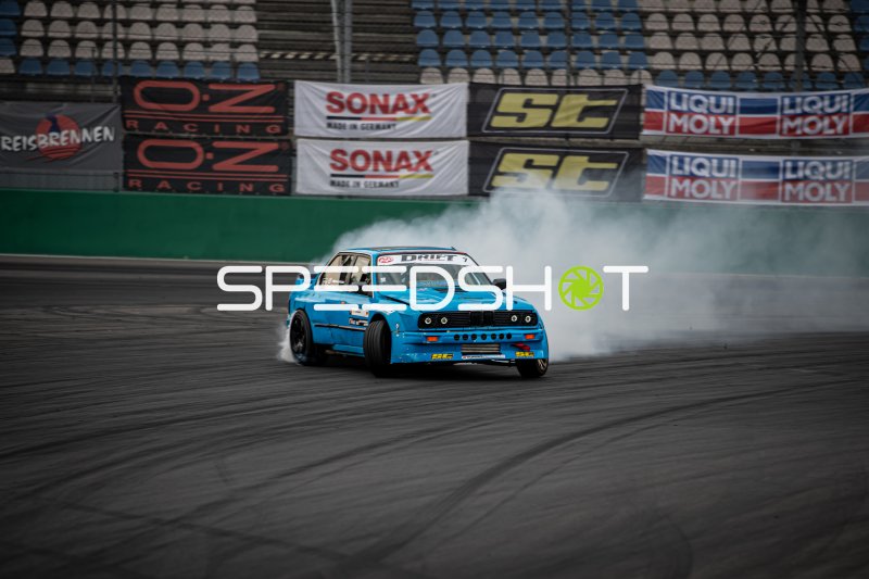 Blauer BMW E30 driftet mit Reifenrauch am Lausitzring