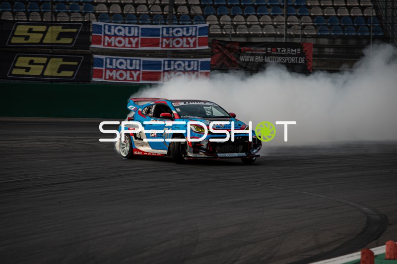 Toyota GR Yaris #9 driftet mit massivem Reifenrauch am Lausitzring