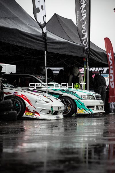 Drift-Fahrzeuge im Fahrerlager bei Regen am Lausitzring
