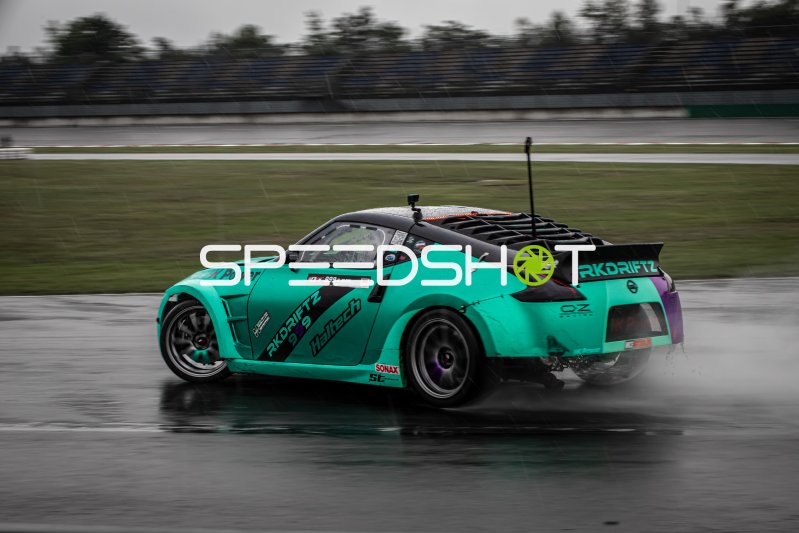 Nissan 370Z #999 von Rene Klein (Rkdriftz) driftet im Regen am Lausitzring
