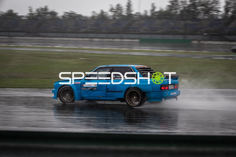 BMW E30 von Johannes Lechmann (Hobbywerkstattlechmann) driftet im Regen am Lausitzring