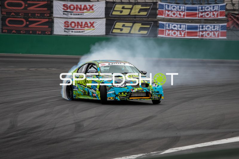 BMW E92 #13 von Oliver Walton (Walton Motorsport) driftet am Lausitzring