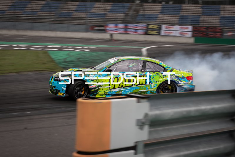 BMW E92 #13 von Oliver Walton (Walton Motorsport) driftet am Lausitzring