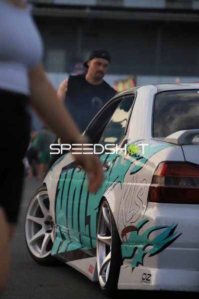 Drift-Fahrzeug mit türkis-weißer Lackierung im Fahrerlager am Lausitzring