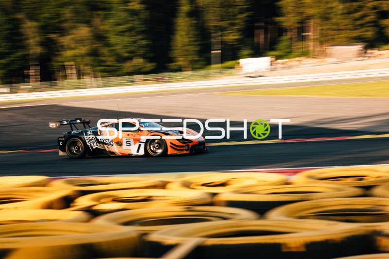 McLaren GT3 #5 mit GridFit-Livery auf dem Circuit de Spa-Francorchamps