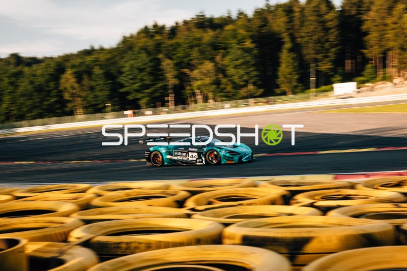 McLaren GT3 #44 in Türkis auf dem Circuit de Spa-Francorchamps