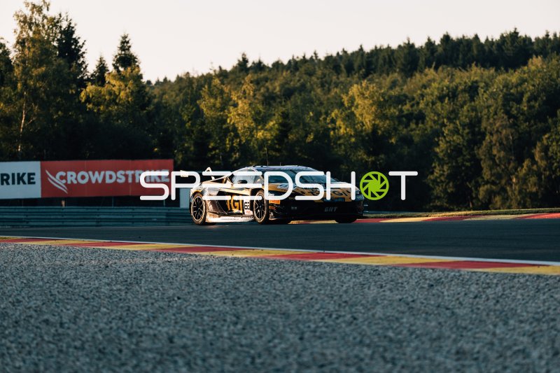 GT3-Rennwagen #63 mit TGI-Livery auf dem Circuit de Spa-Francorchamps