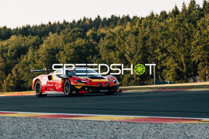 Ferrari 296 GT3 EVO #51 von AF Corse in Raidillon-Kurve in Spa