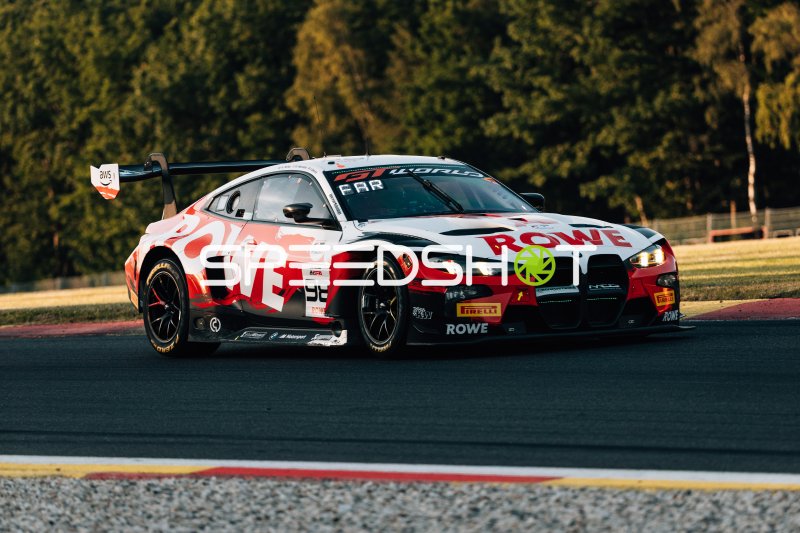 BMW M4 GT3 EVO #98 von ROWE RACING auf dem Circuit de Spa-Francorchamps