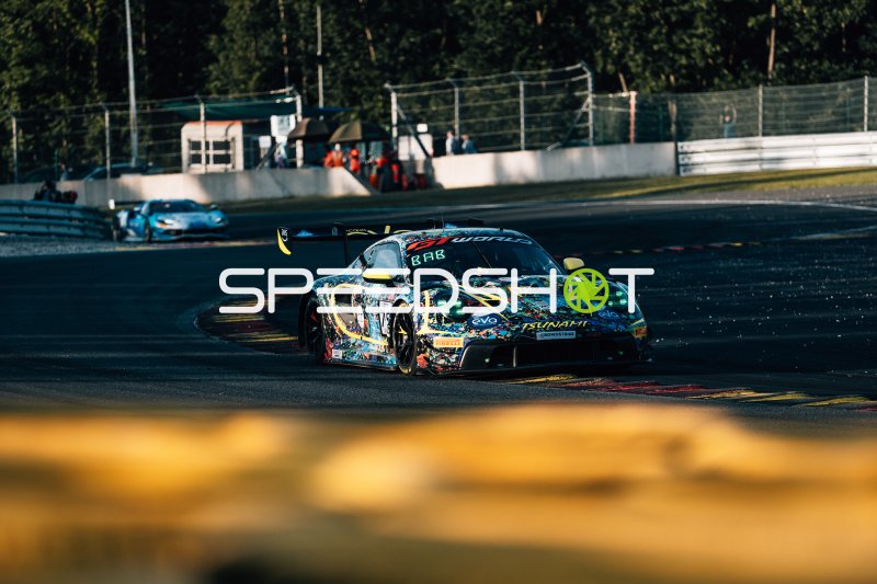 Porsche 911 GT3 R #79 von Tsunami RT in der Kurve in Spa-Francorchamps