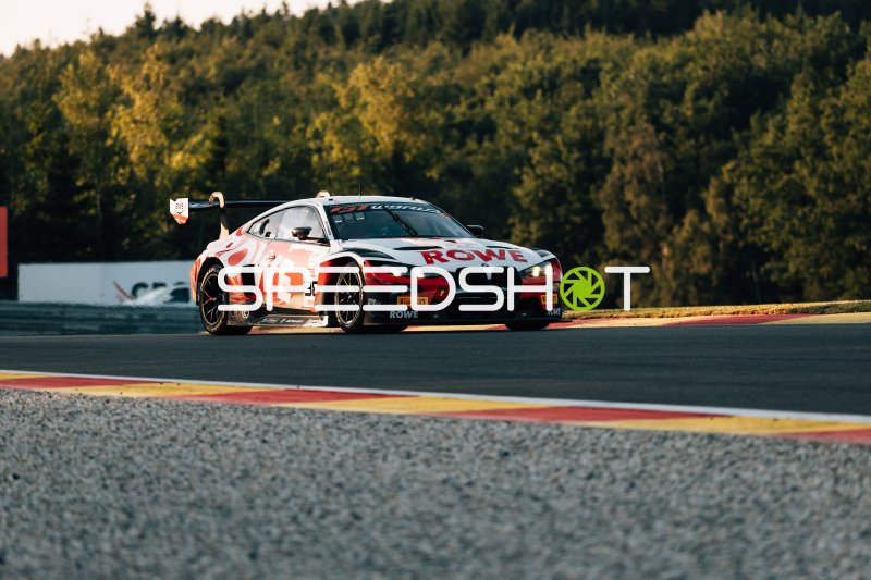 BMW M4 GT3 EVO #98 von ROWE RACING am Circuit de Spa-Francorchamps