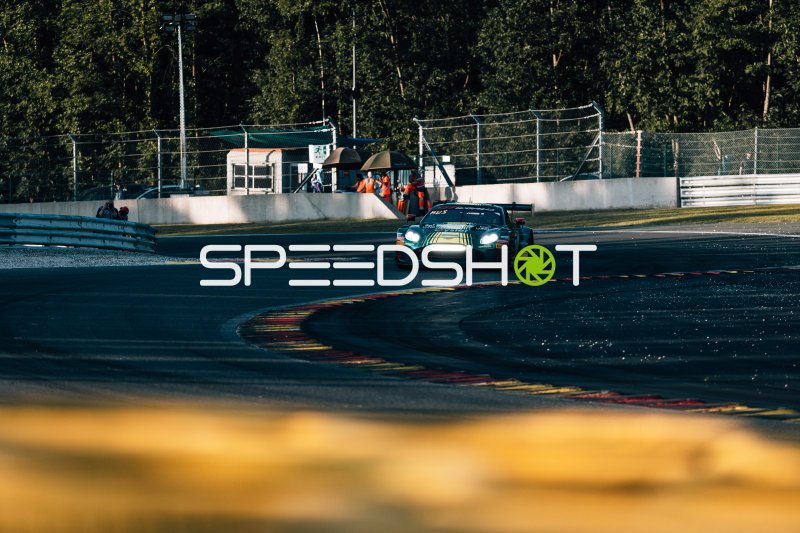 Grüner GT3-Rennwagen in der Abendsonne auf dem Circuit de Spa-Francorchamps