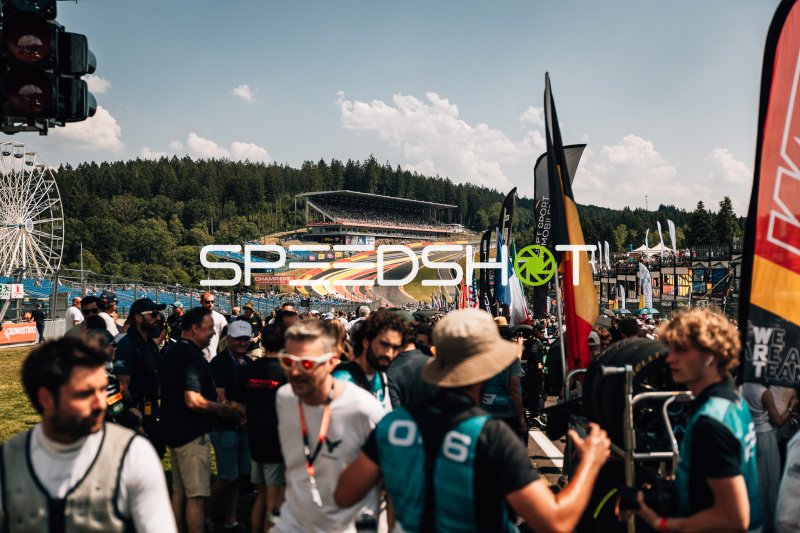 Rennstart-Atmosphäre auf der Startgeraden in Spa-Francorchamps