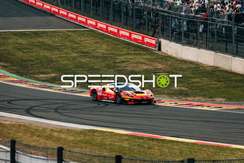 Ferrari 296 GT3 EVO #50 von AF Corse in der Kurve in Spa