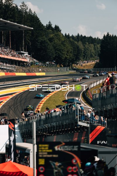 GT3-Feld durchfährt Eau Rouge/Raidillon am Circuit de Spa-Francorchamps