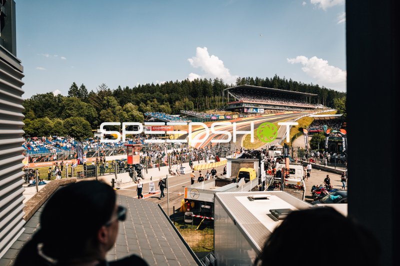 Panoramablick auf die Boxengasse und Raidillon am Circuit de Spa-Francorchamps