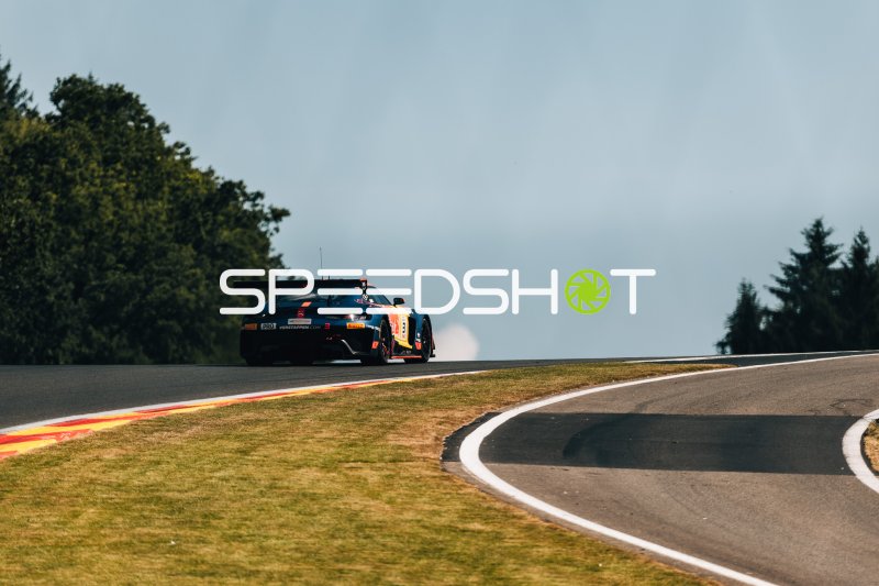 Mercedes-AMG GT3 EVO #3 von Mercedes-AMG Team Verstappen Racing auf der Raidillon-Kuppe in Spa