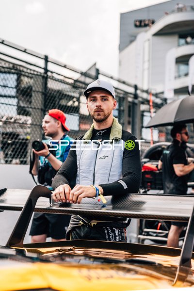 Rennfahrer in der Boxengasse am Circuit de Spa-Francorchamps