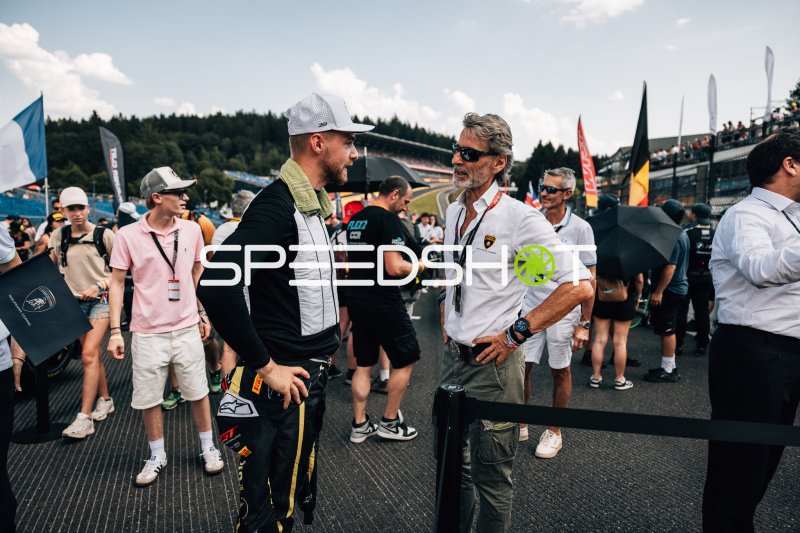 Fahrer und Lamborghini-Repräsentant im Gespräch auf der Startaufstellung in Spa