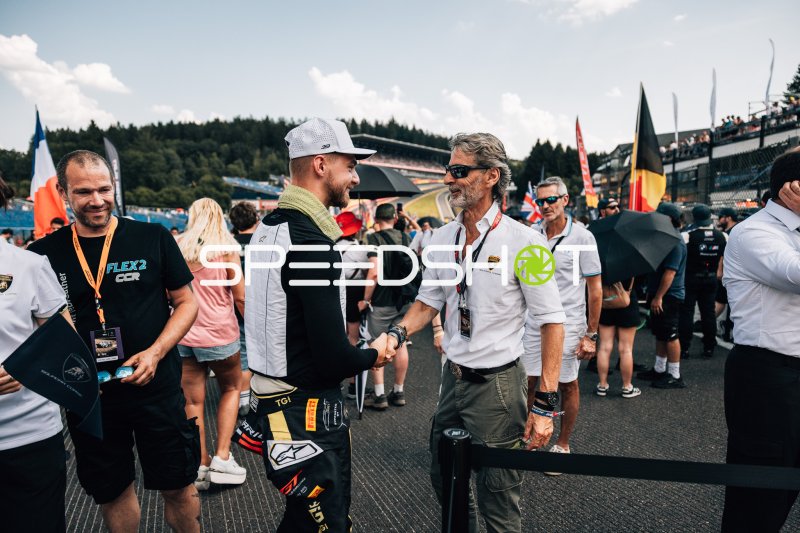 Handshake in der Boxengasse: Fahrer und Lamborghini-Vertreter am Circuit de Spa-Francorchamps