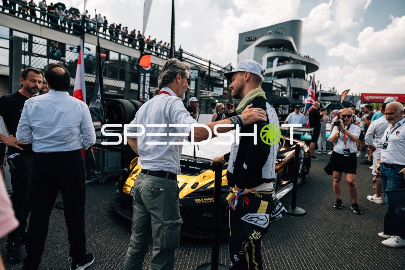 Fahrerbegrüßung in der Startaufstellung beim Circuit de Spa-Francorchamps