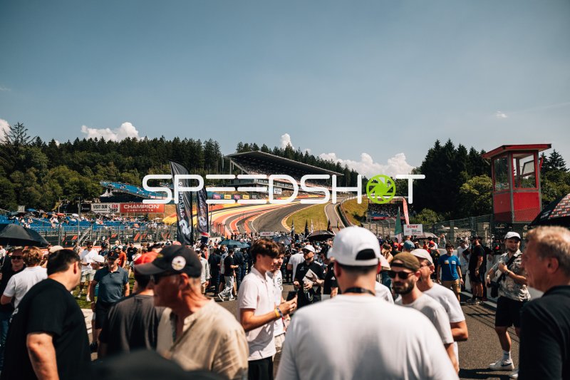 Fans und Teams auf der Startaufstellung am Circuit de Spa-Francorchamps
