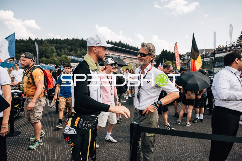 Fahrer und Gäste auf der Startaufstellung in Spa-Francorchamps
