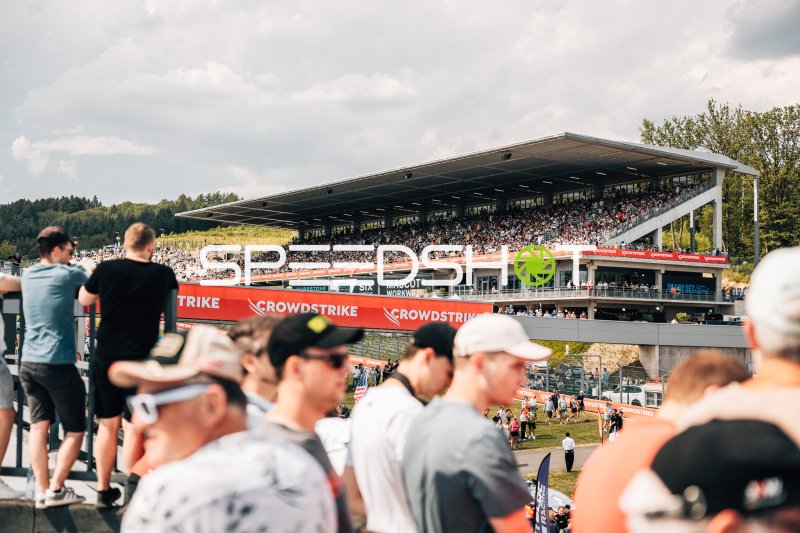 Vollbesetzte Haupttribüne am Circuit de Spa-Francorchamps